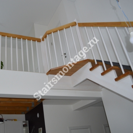 Лестница из сосны на заказ с оригинальным ограждением № 77
