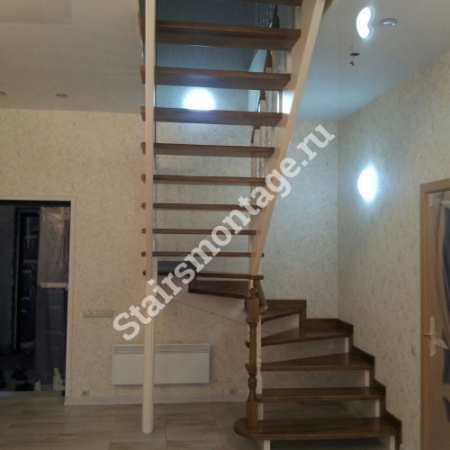 Лестница из дуба и сосны на заказ на косоурах № 26