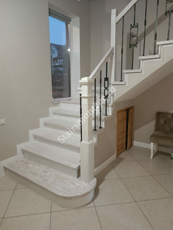 Г-образная лестница с поворотом 90 градусов и двумя поворотными ступенями № 173