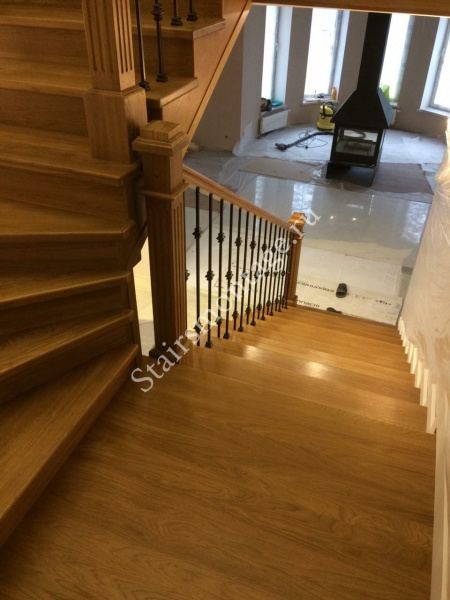 П-образная лестница, поворот на 180 градусов, с площадкой и четырьмя поворотными ступенями № 187